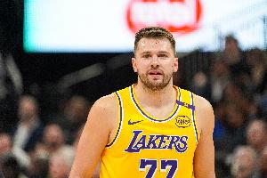 英雄联盟世界赛 赛程-没手感!东契奇半场9投2中拿到9分6板3助 三分6中1